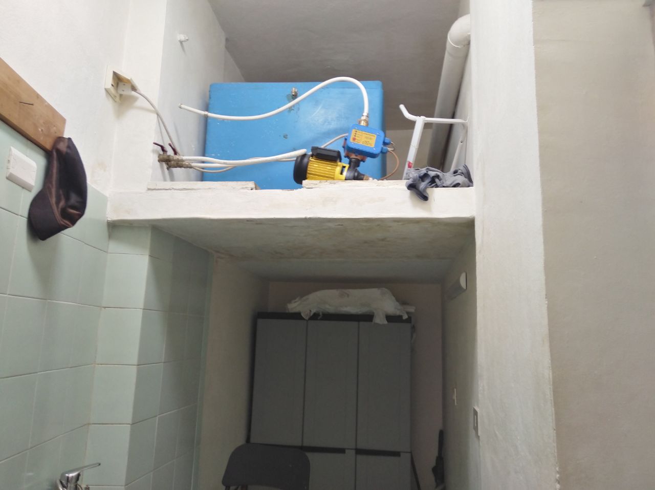 Via Sampolo angolo Via Arimondi, negozio 3 vetrine
