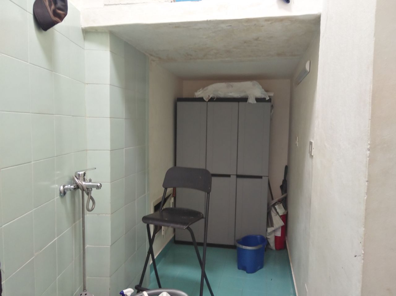 Via Sampolo angolo Via Arimondi, negozio 3 vetrine