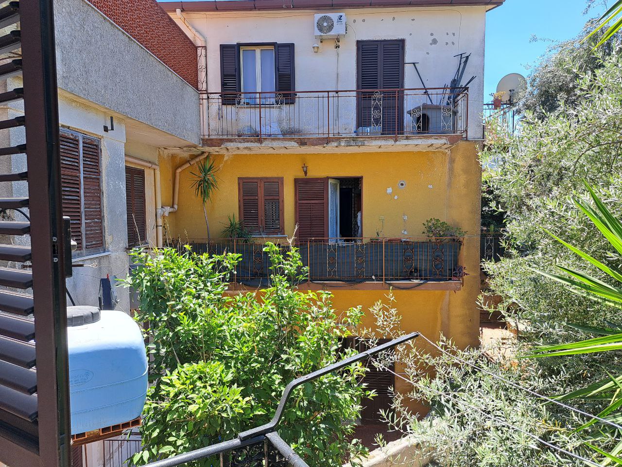 Via Mulini, luminosa abitazione con due ingressi, saletta, 3 vani, ripostiglio e terrazzo panoramico