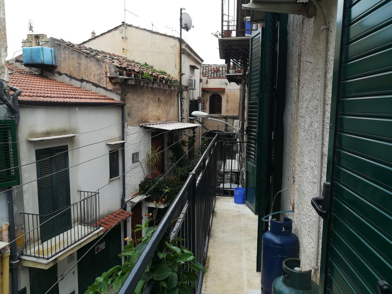 Via Antonio Veneziano, luminoso appartamento