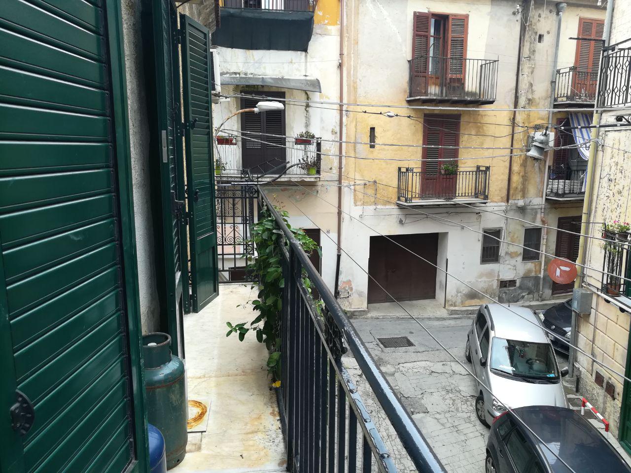 Via Antonio Veneziano, luminoso appartamento