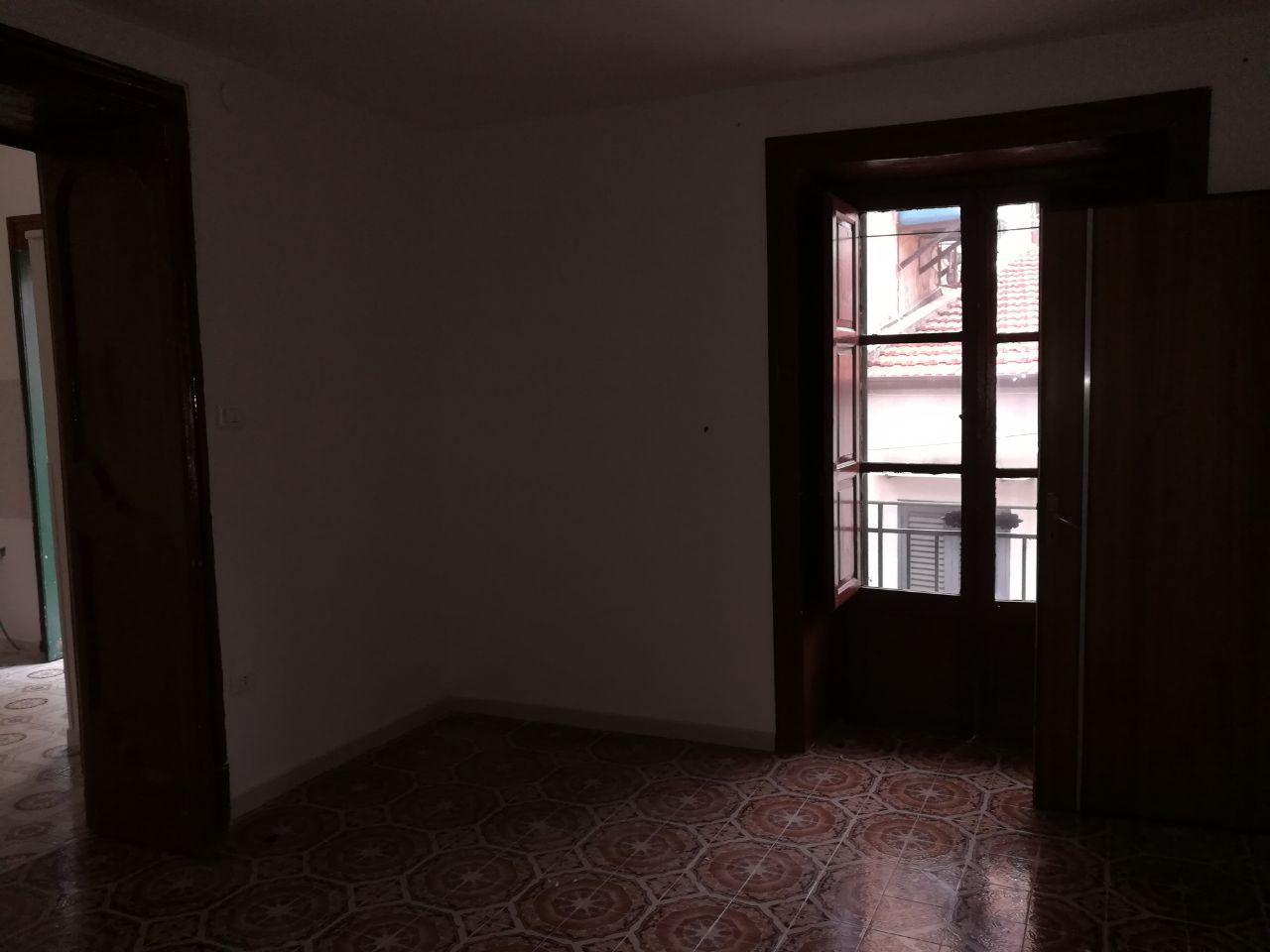 Via Antonio Veneziano, luminoso appartamento