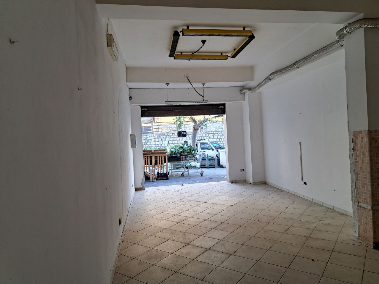 ViadellaRepubblica ampio locale con grande vetrina