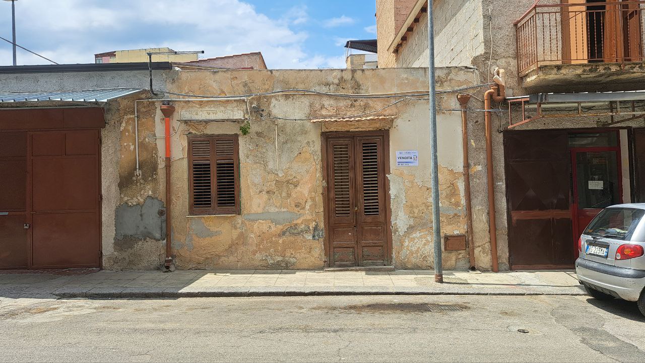 Via Lo Castro e Via Viviano, due casette adiacenti