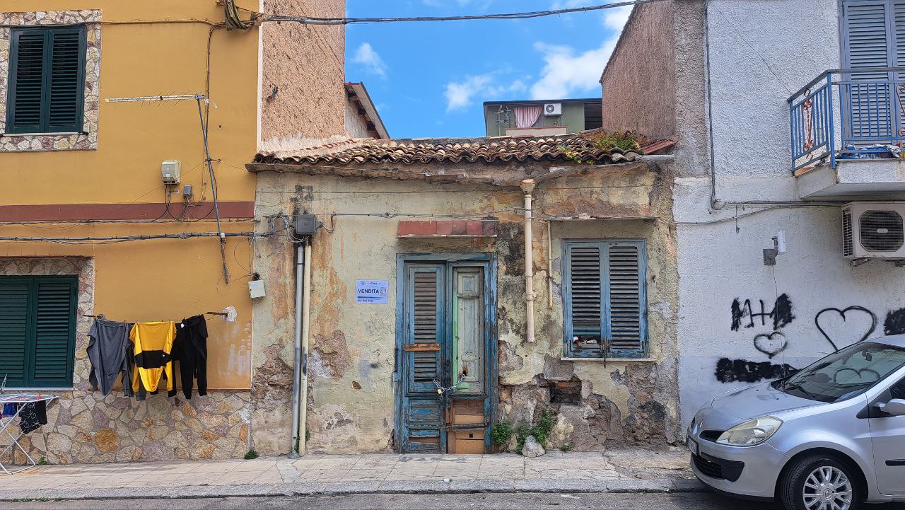 Via Lo Castro e Via Viviano, due casette adiacenti