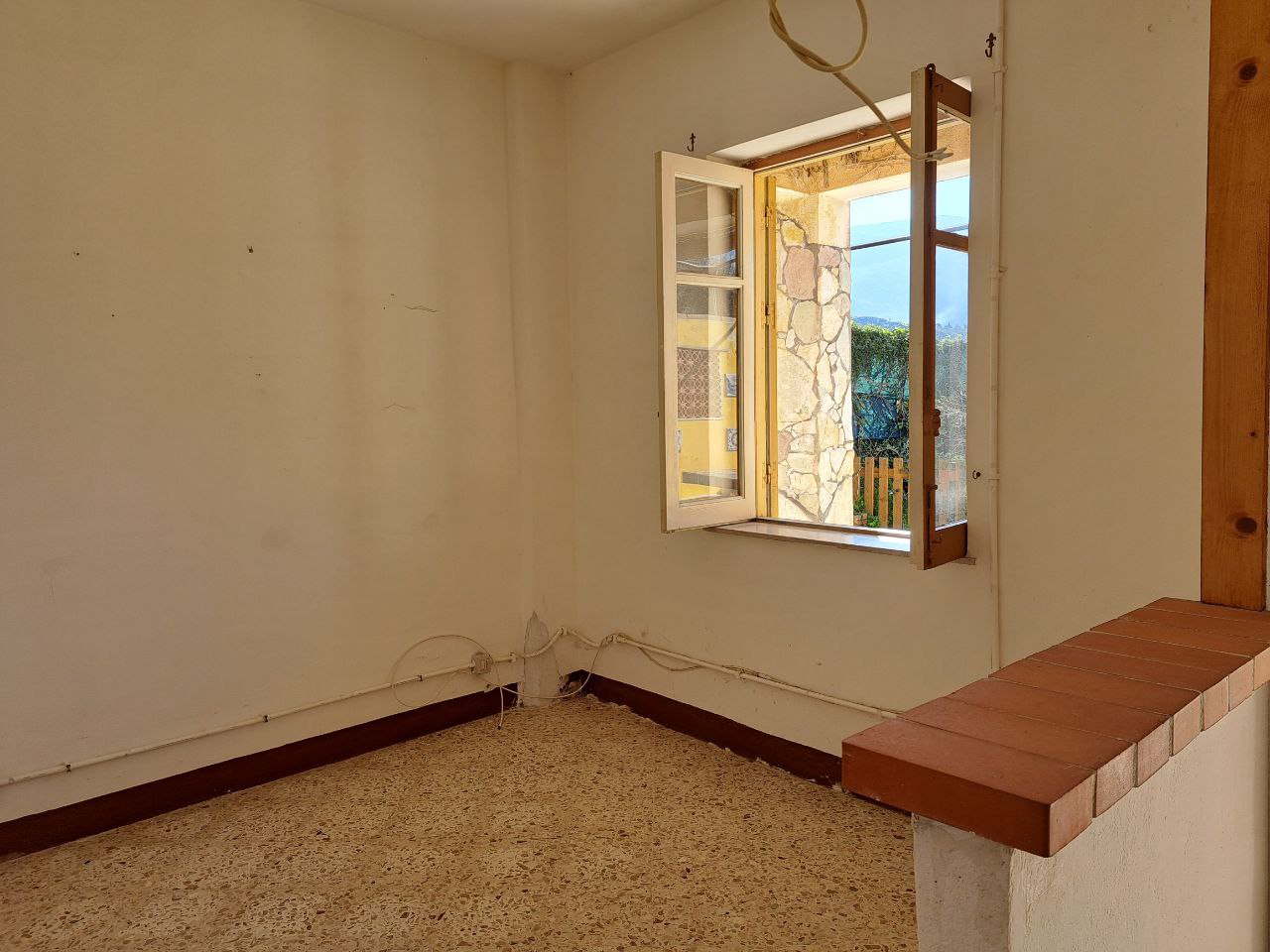 Via E. Cretazze, villino bifamiliare con magazzino