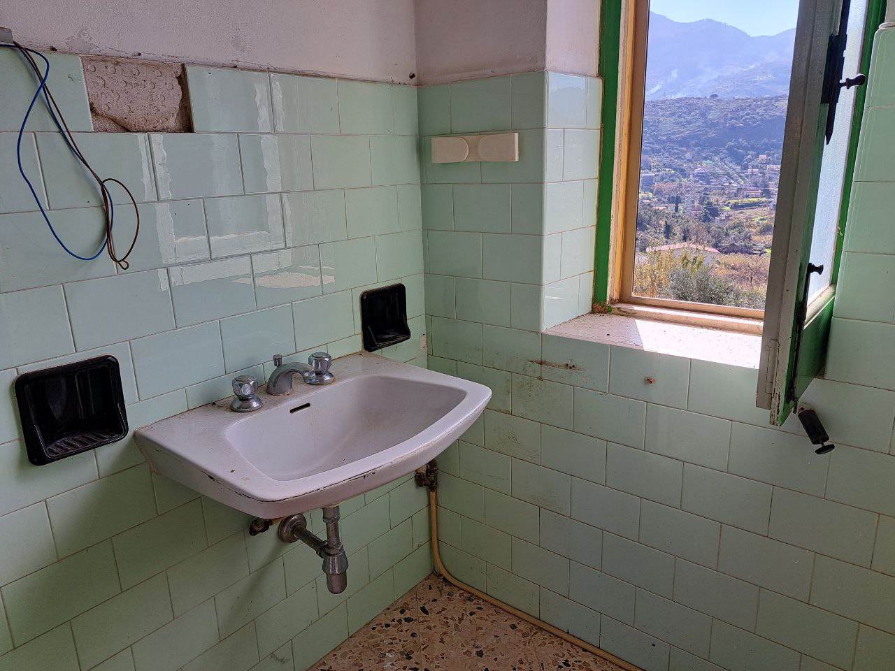 Via E. Cretazze, villino bifamiliare con magazzino