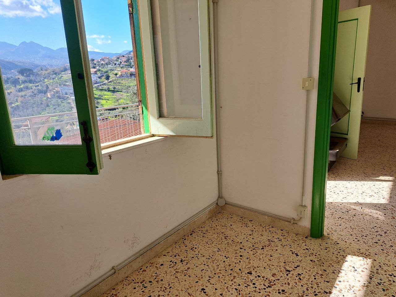 Via E. Cretazze, villino bifamiliare con magazzino