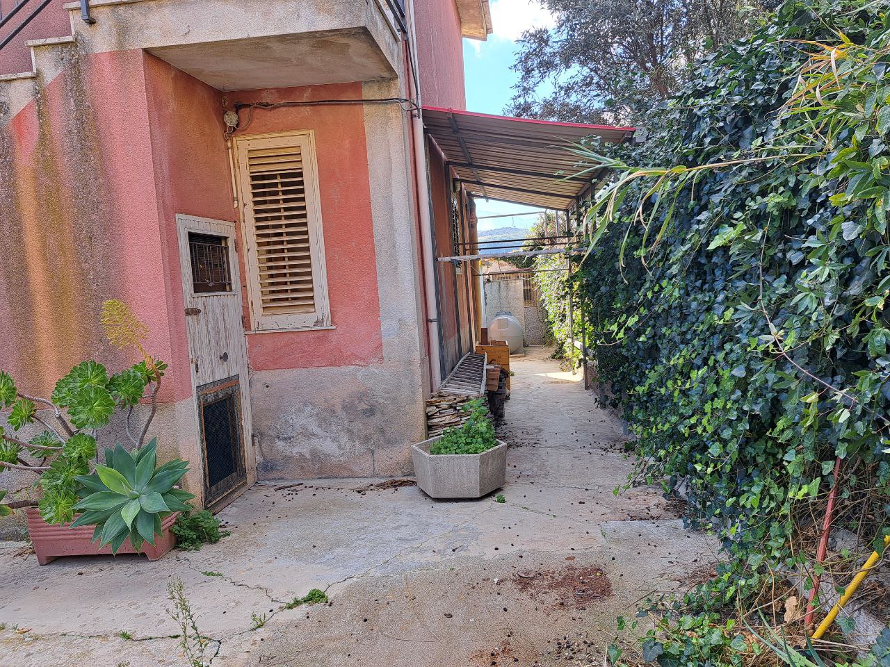 Via E. Cretazze, villino bifamiliare con magazzino