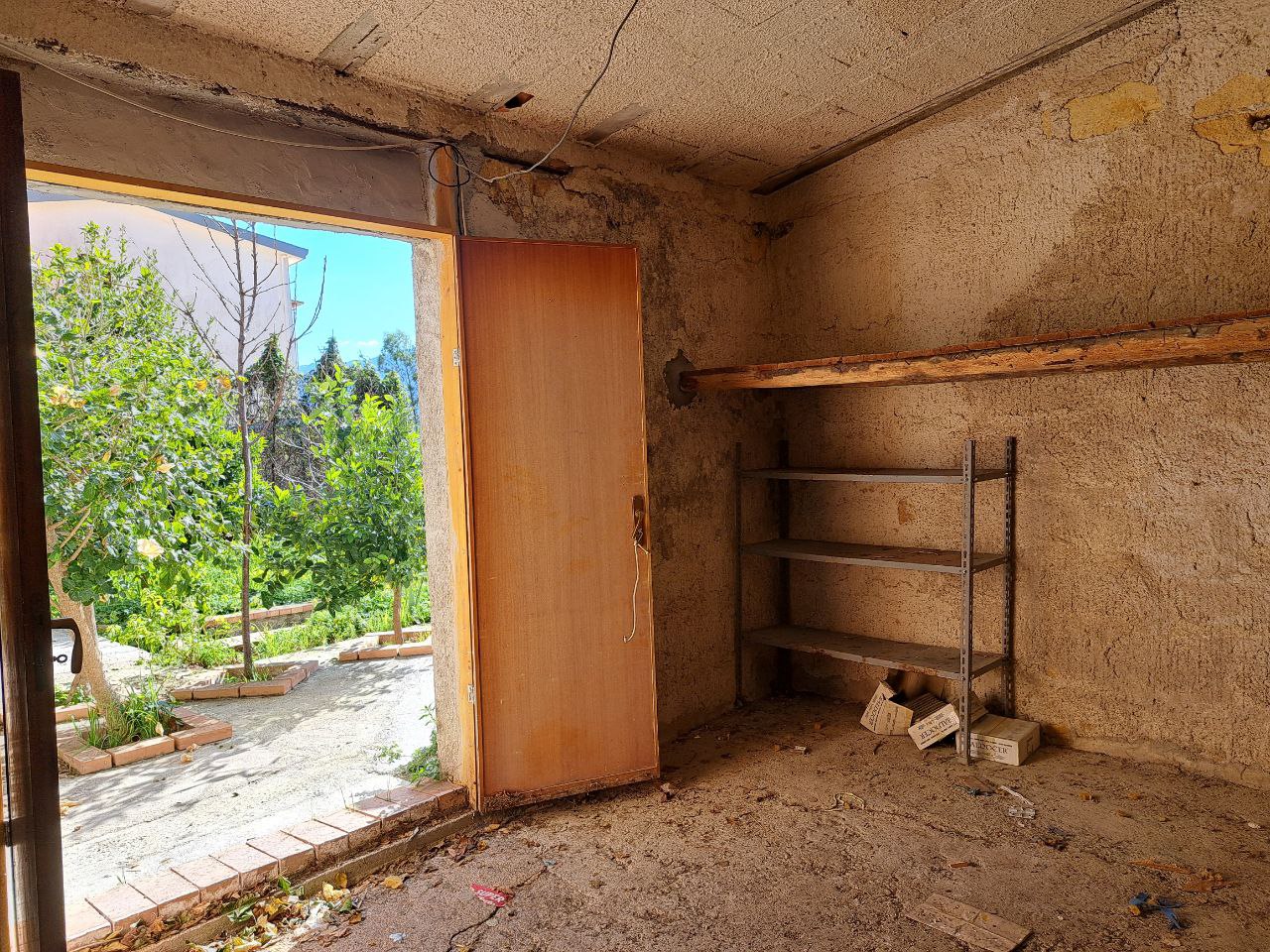 Via E. Cretazze, villino bifamiliare con magazzino