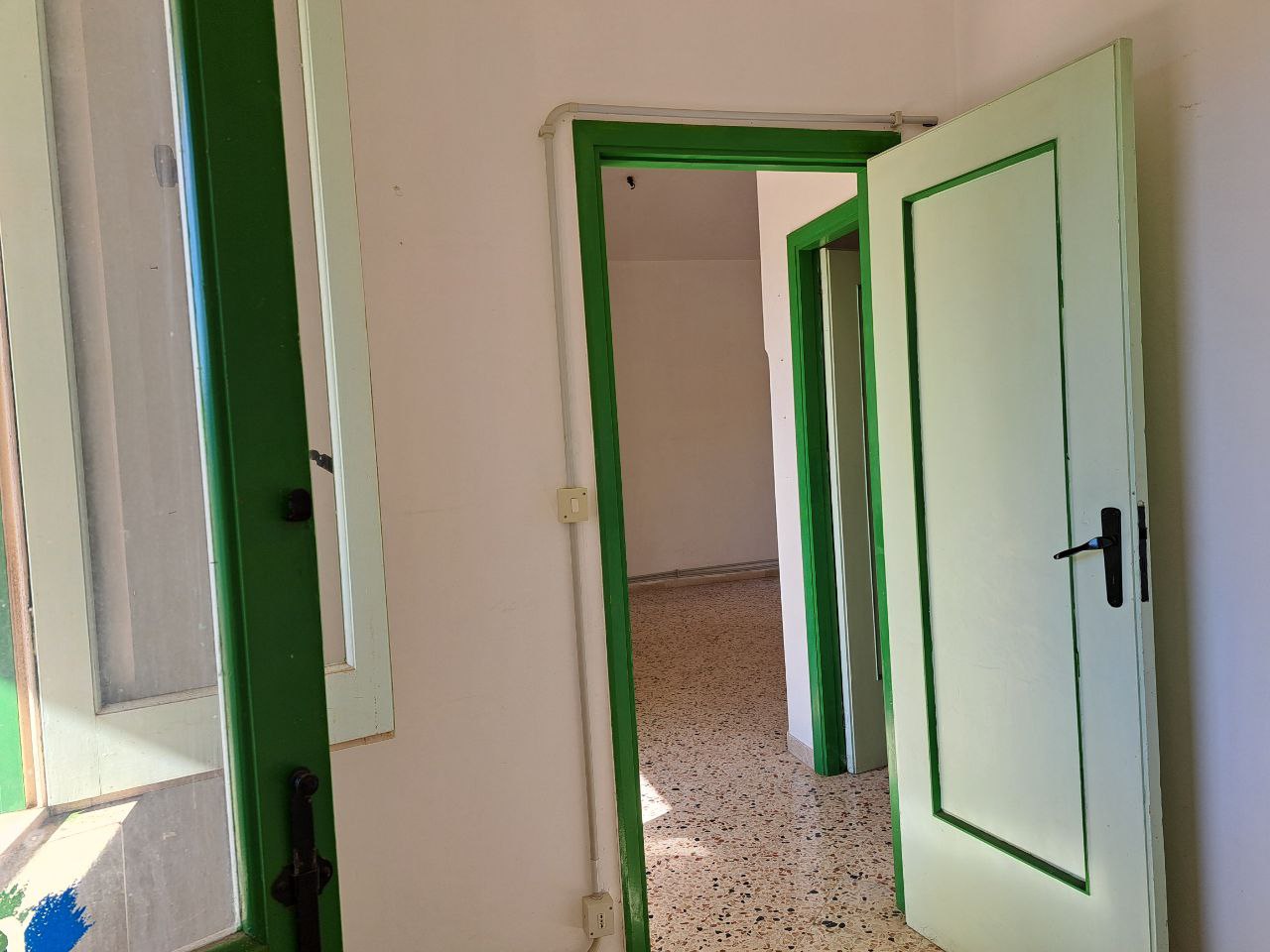Via E. Cretazze, villino bifamiliare con magazzino