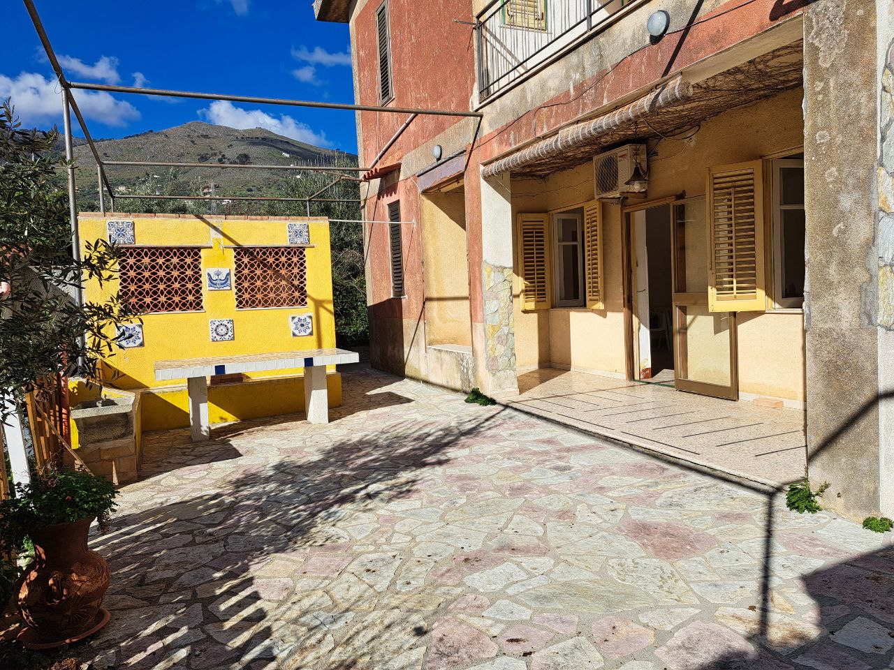 Via E. Cretazze, villino bifamiliare con magazzino