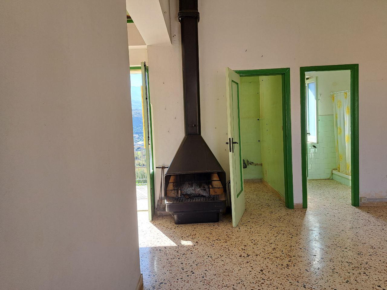 Via E. Cretazze, villino bifamiliare con magazzino