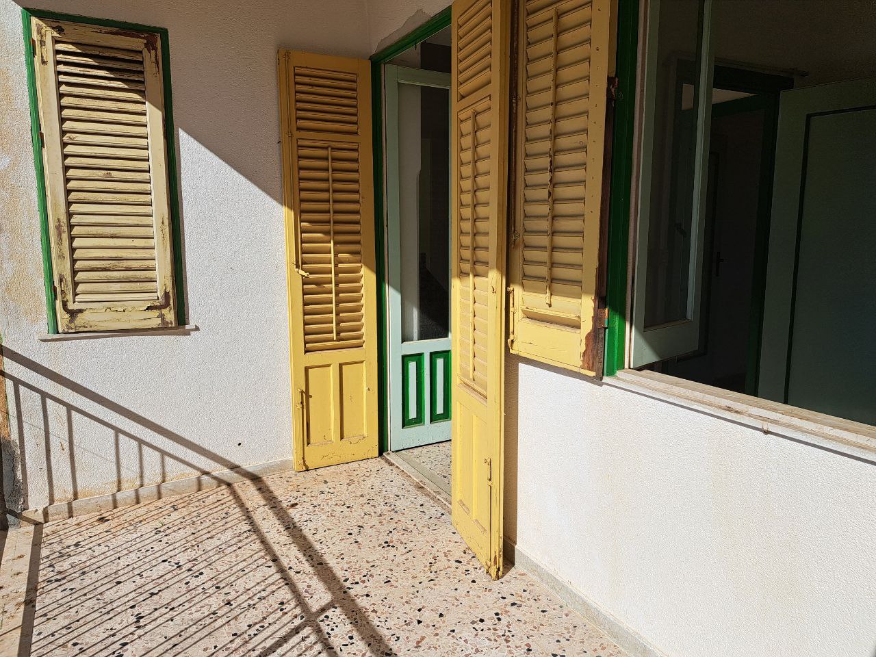 Via E. Cretazze, villino bifamiliare con magazzino