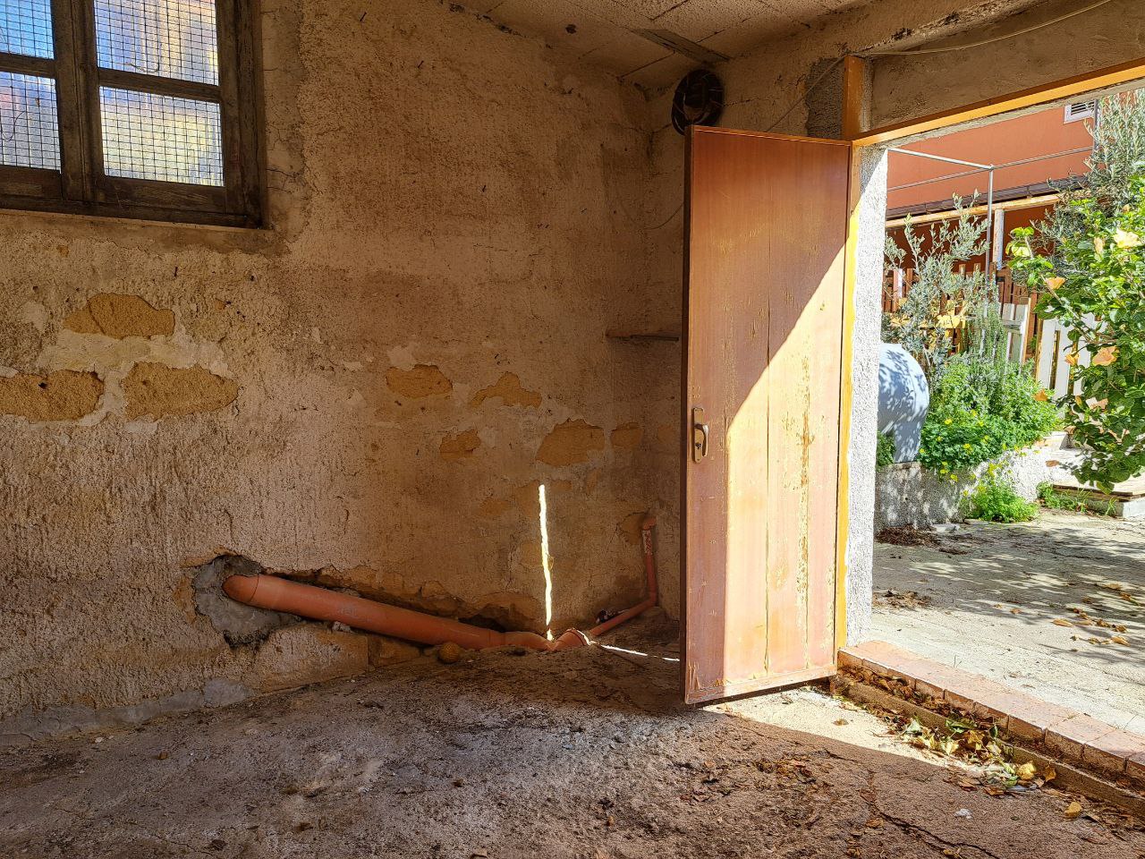Via E. Cretazze, villino bifamiliare con magazzino
