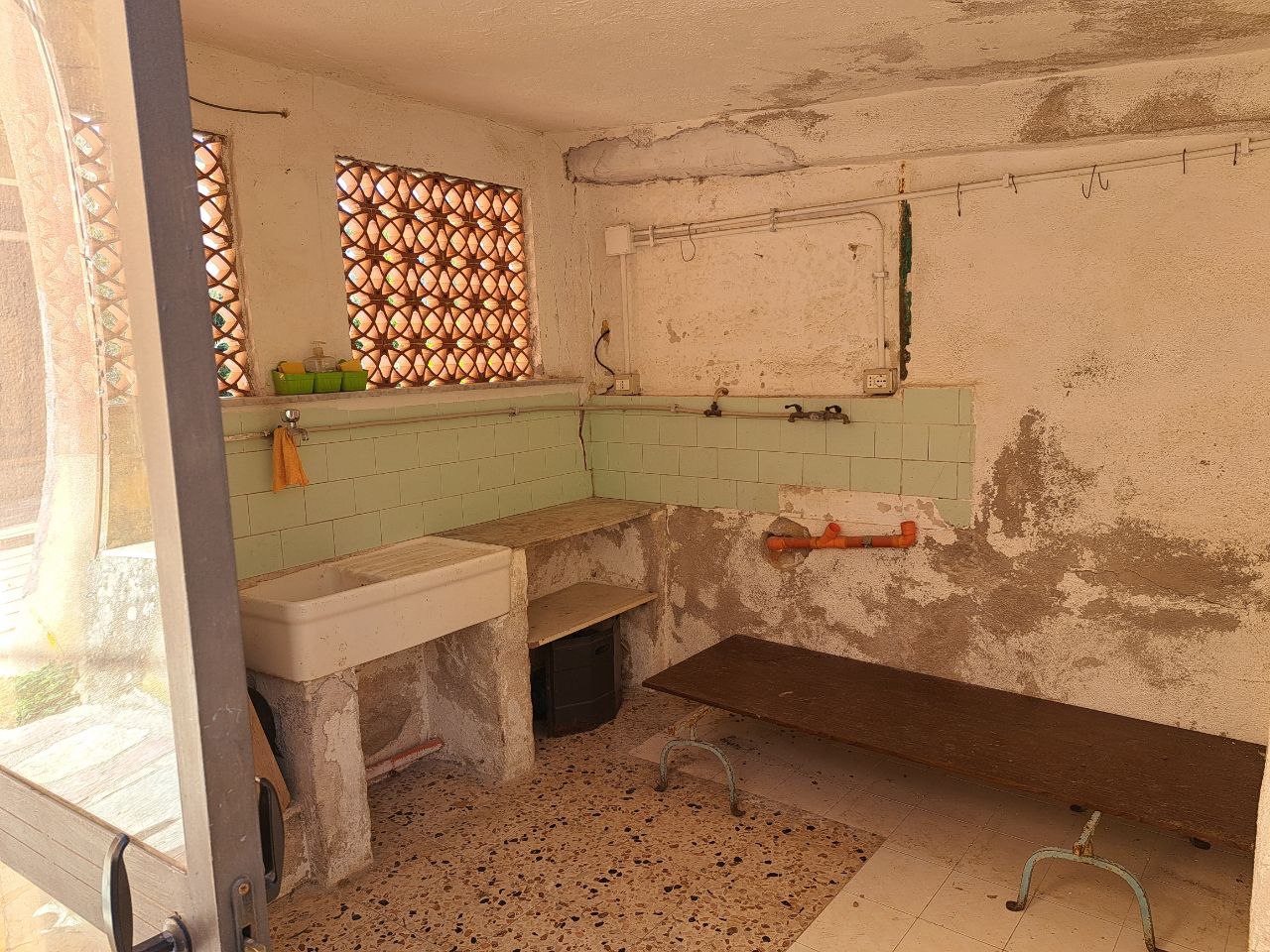 Via E. Cretazze, villino bifamiliare con magazzino