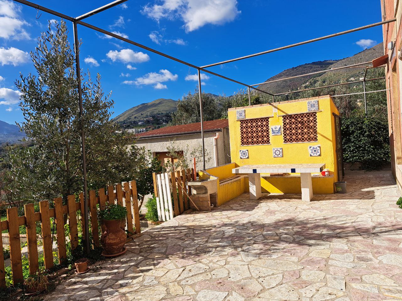 Via E. Cretazze, villino bifamiliare con magazzino