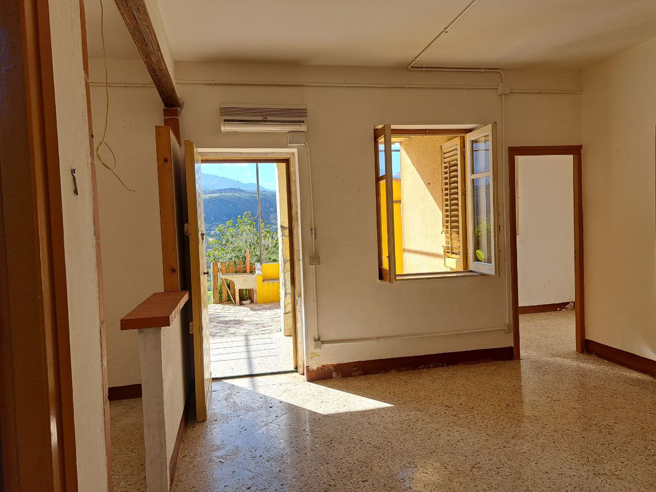 Via E. Cretazze, villino bifamiliare con magazzino