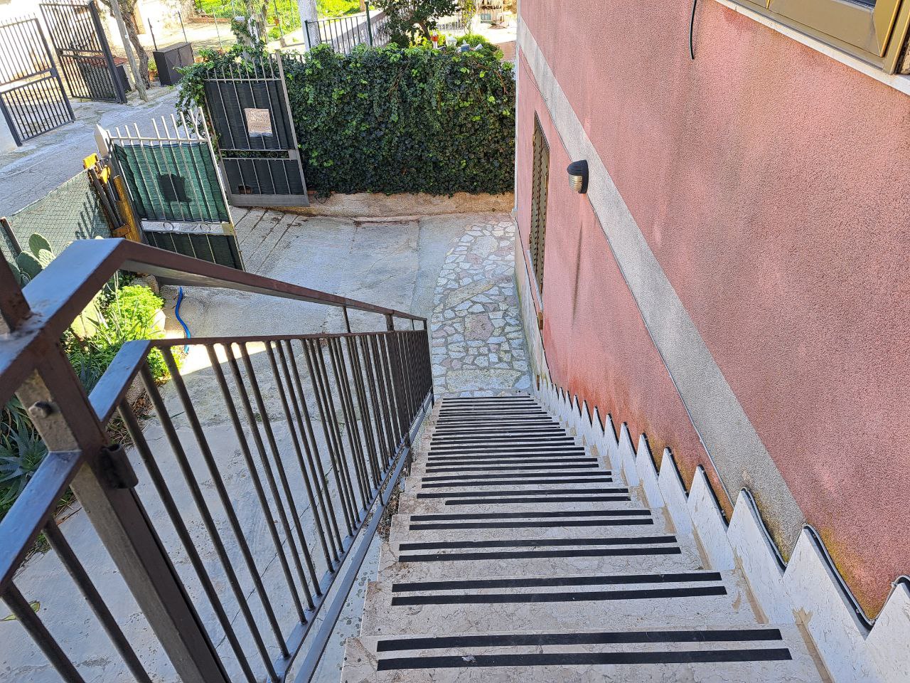 Via E. Cretazze, villino bifamiliare con magazzino