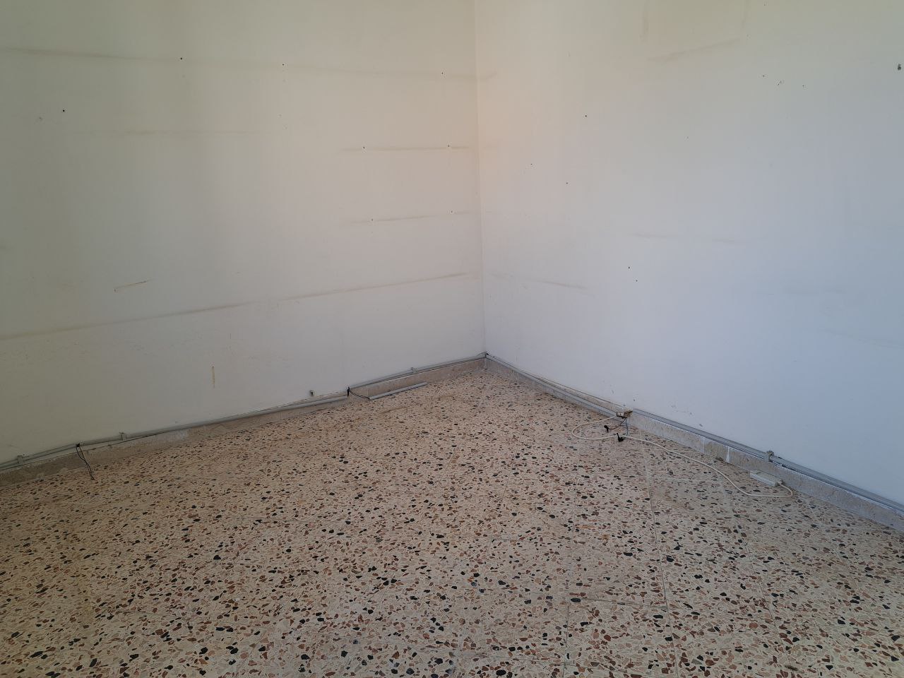 Via E. Cretazze, villino bifamiliare con magazzino
