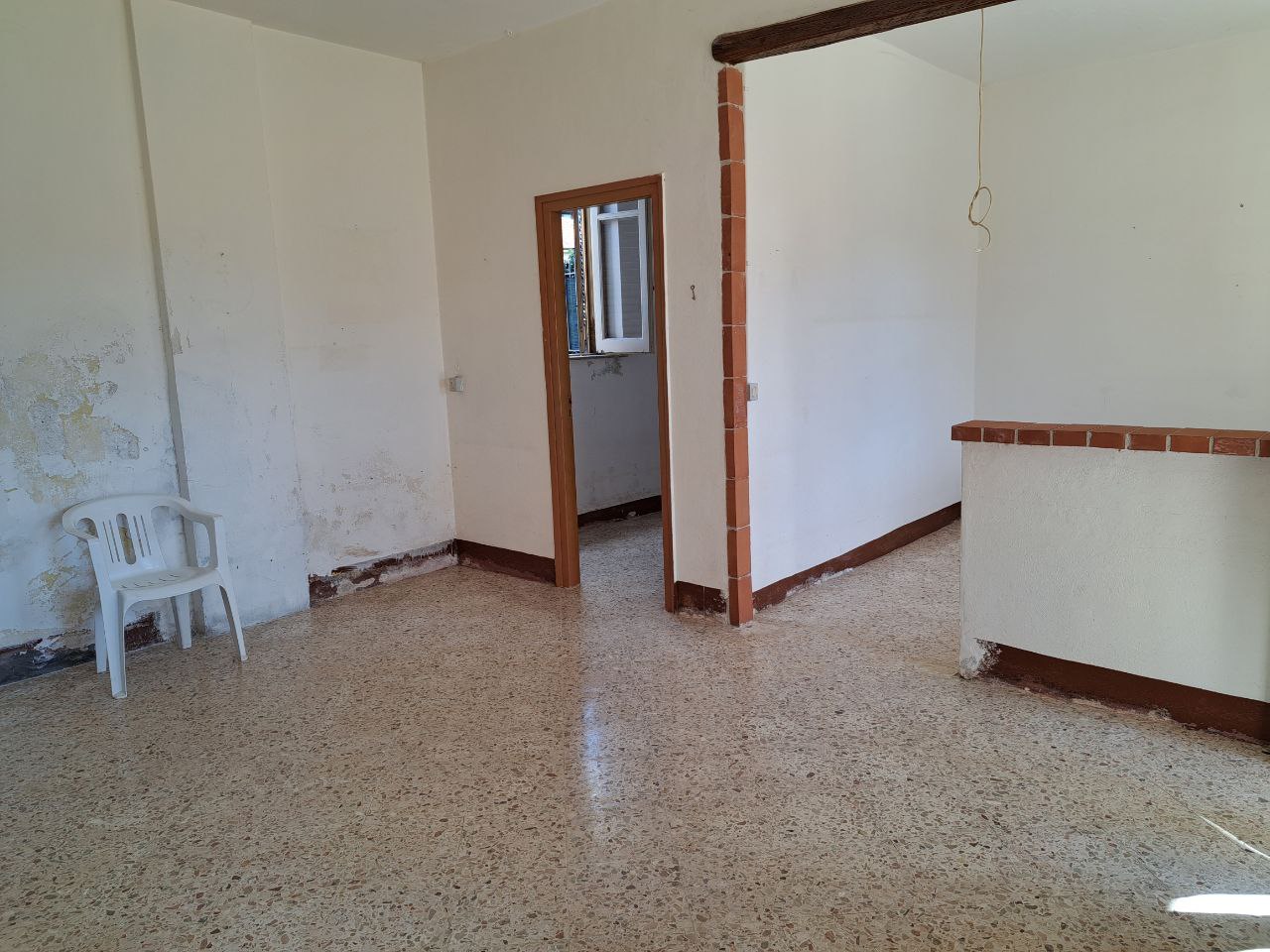 Via E. Cretazze, villino bifamiliare con magazzino