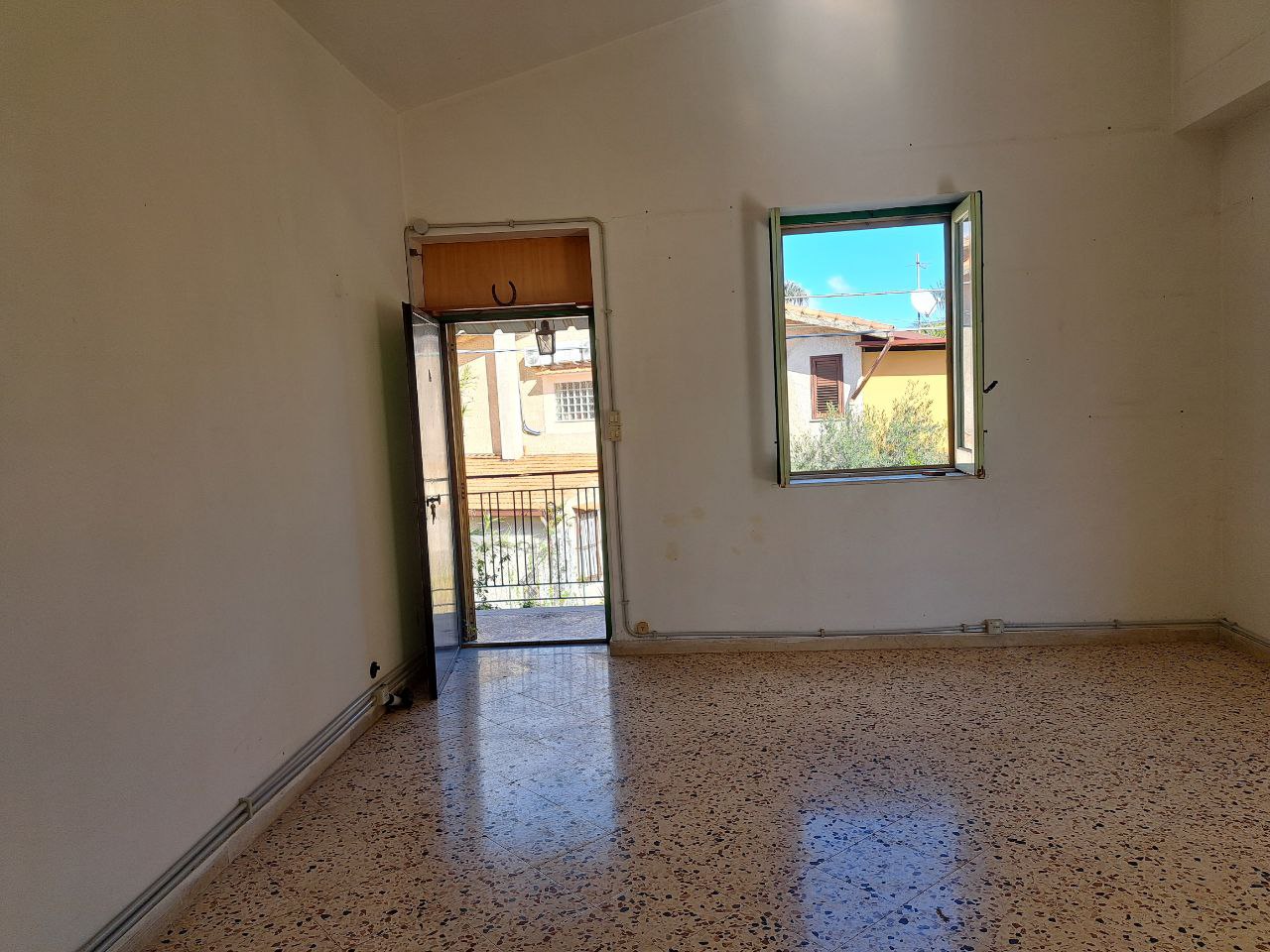 Via E. Cretazze, villino bifamiliare con magazzino
