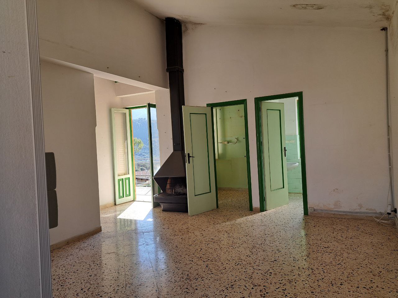 Via E. Cretazze, villino bifamiliare con magazzino