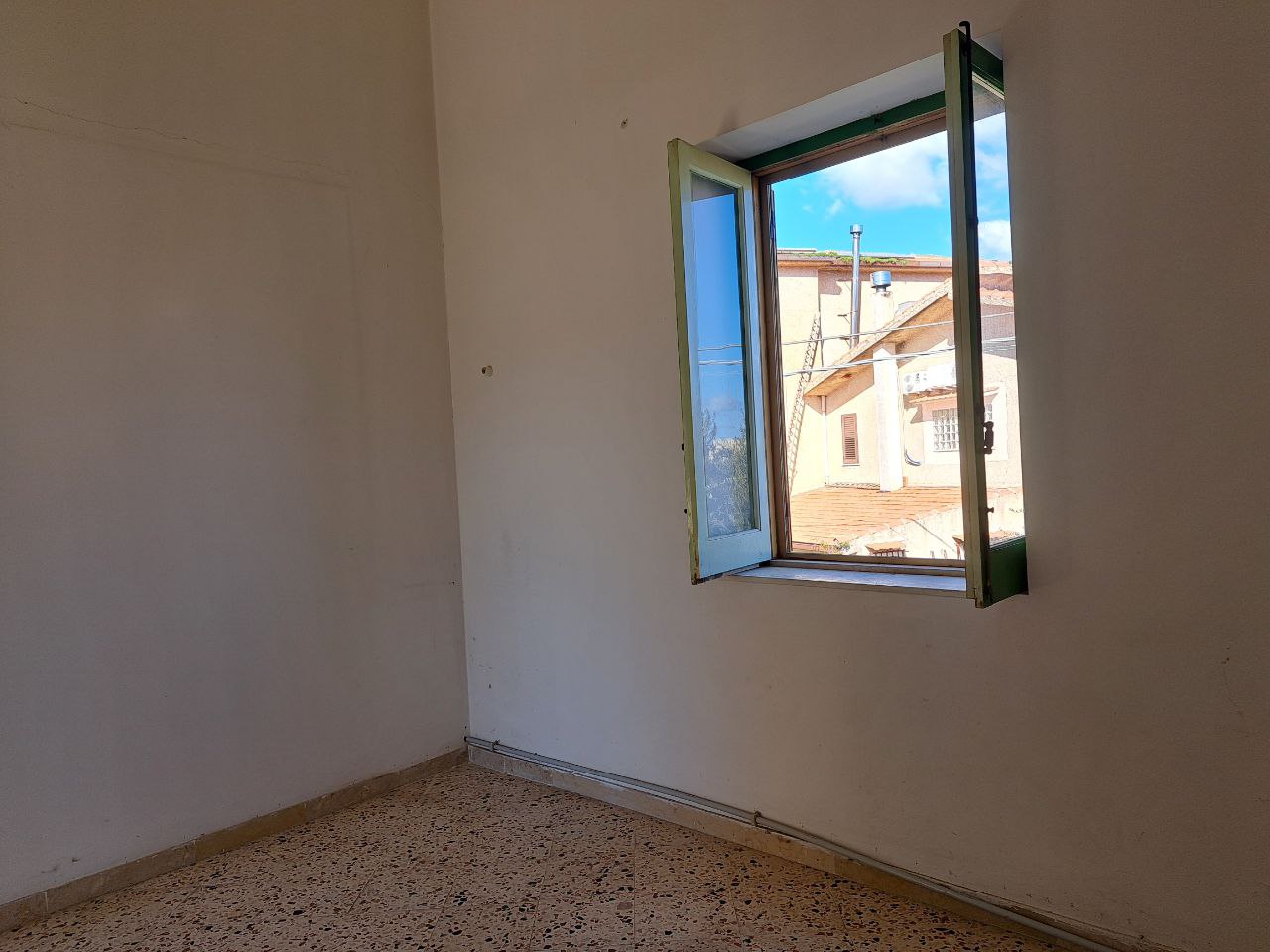 Via E. Cretazze, villino bifamiliare con magazzino