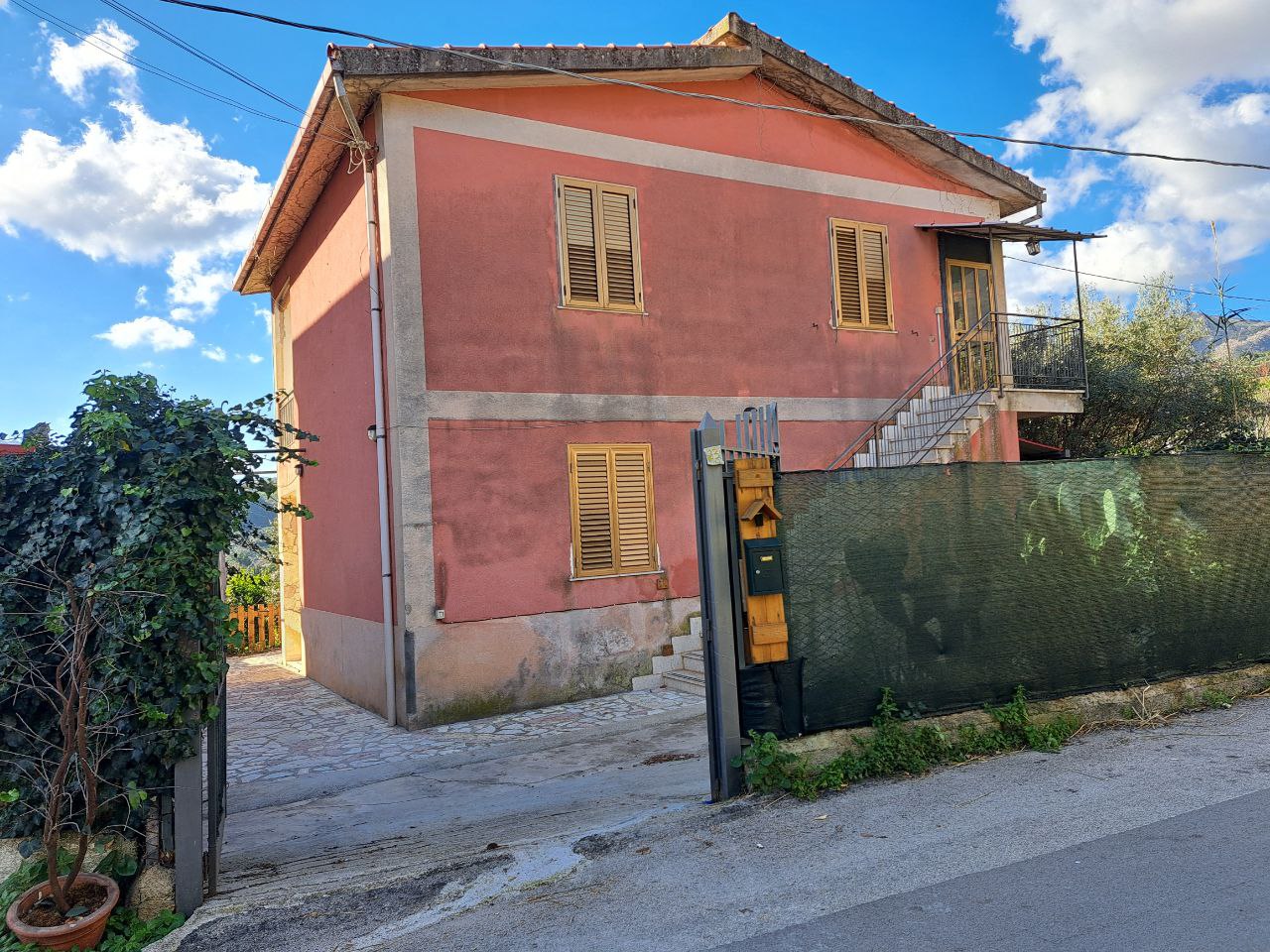 Via E. Cretazze, villino bifamiliare con magazzino