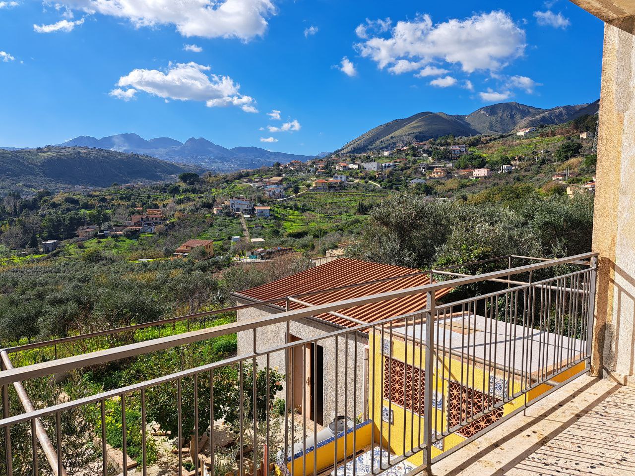 Via E. Cretazze, villino bifamiliare con magazzino