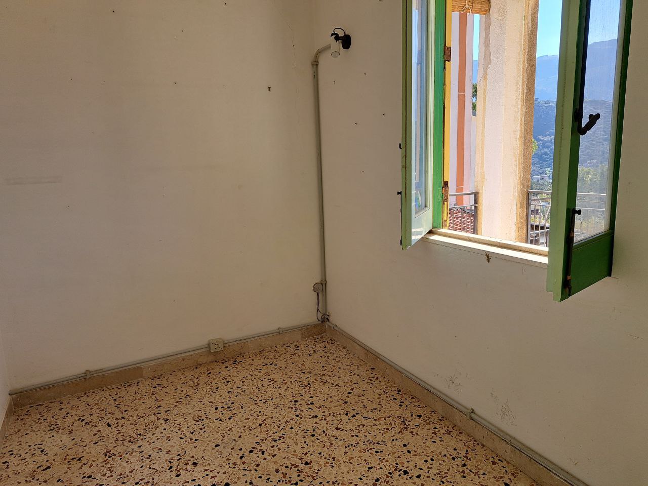 Via E. Cretazze, villino bifamiliare con magazzino