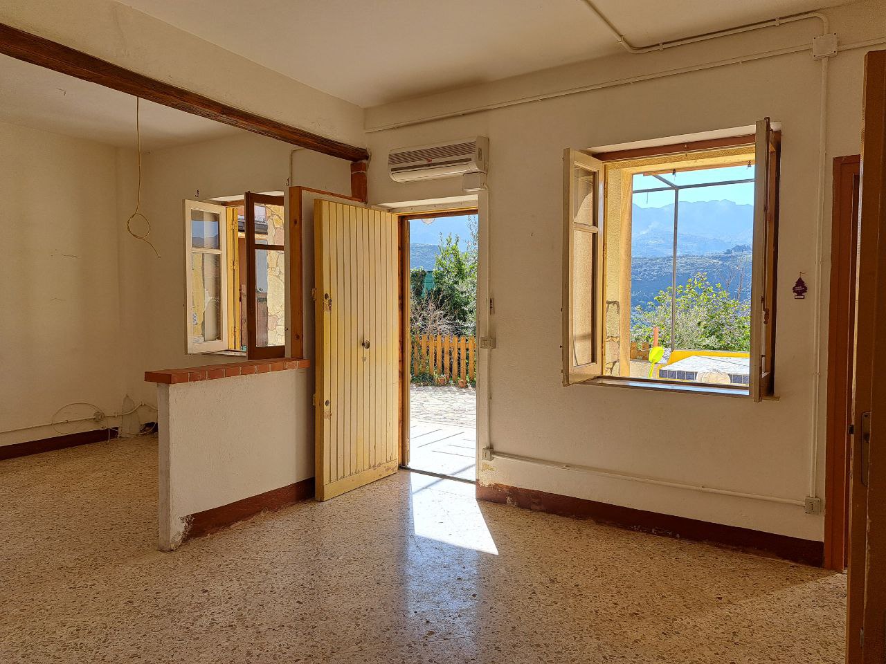 Via E. Cretazze, villino bifamiliare con magazzino
