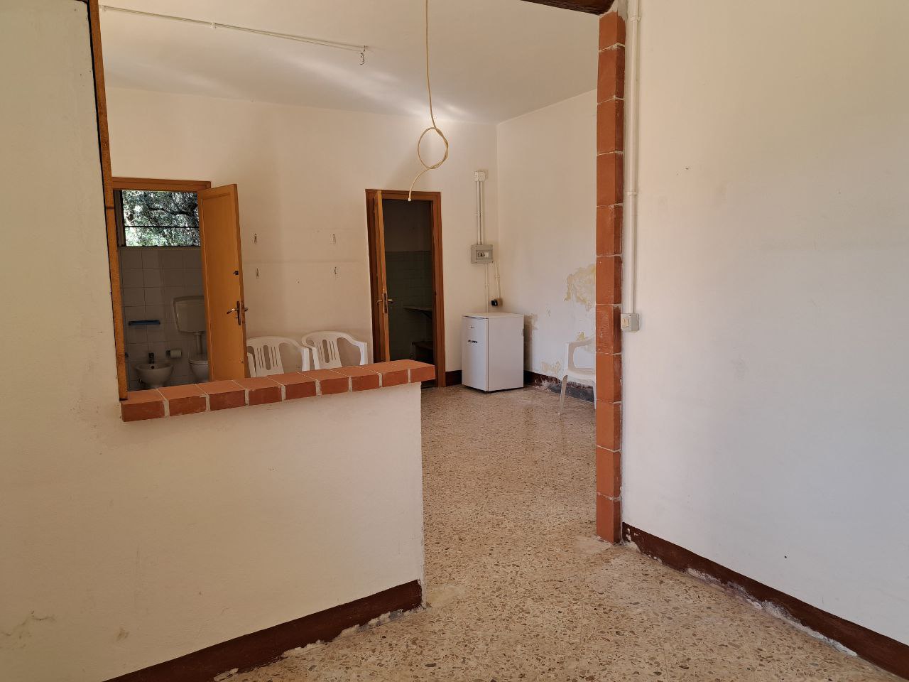 Via E. Cretazze, villino bifamiliare con magazzino