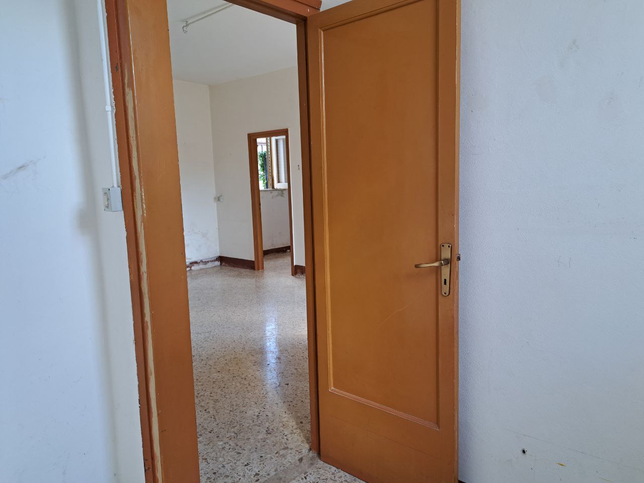 Via E. Cretazze, villino bifamiliare con magazzino