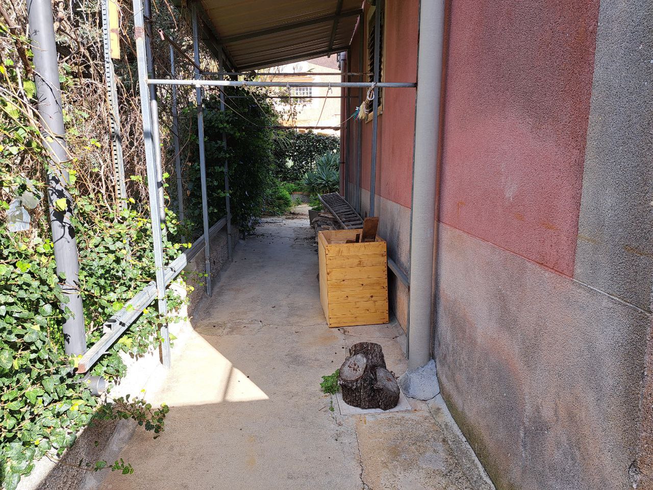 Via E. Cretazze, villino bifamiliare con magazzino