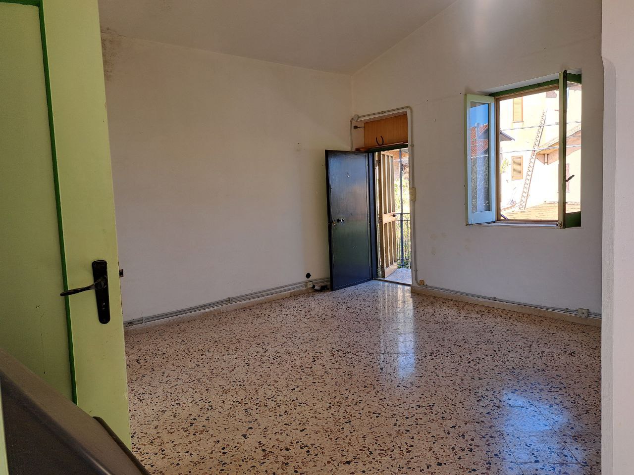 Via E. Cretazze, villino bifamiliare con magazzino