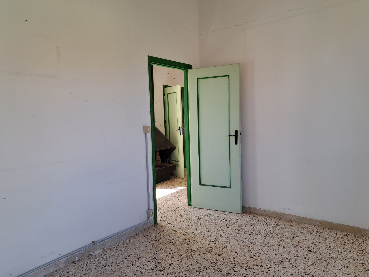 Via E. Cretazze, villino bifamiliare con magazzino