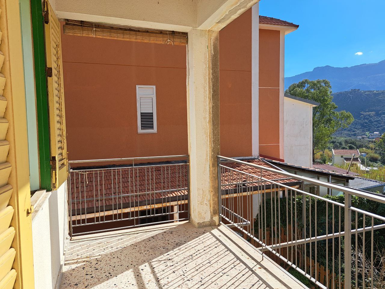 Via E. Cretazze, villino bifamiliare con magazzino