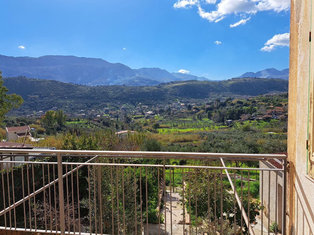Via E. Cretazze, villino bifamiliare con magazzino