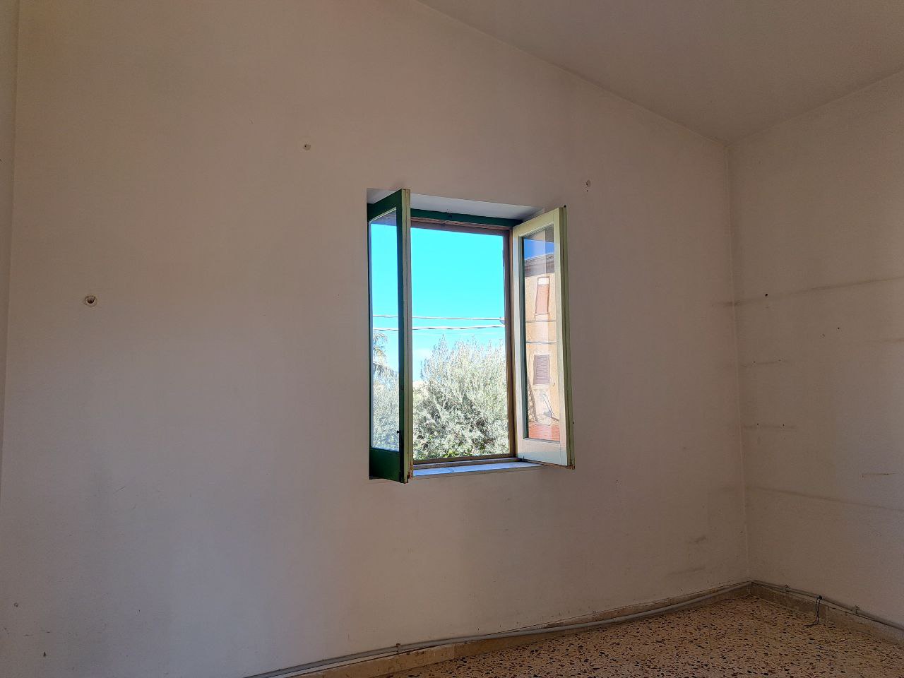 Via E. Cretazze, villino bifamiliare con magazzino