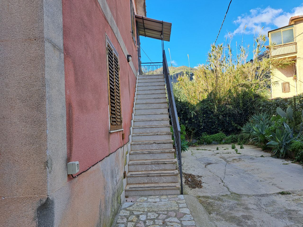 Via E. Cretazze, villino bifamiliare con magazzino