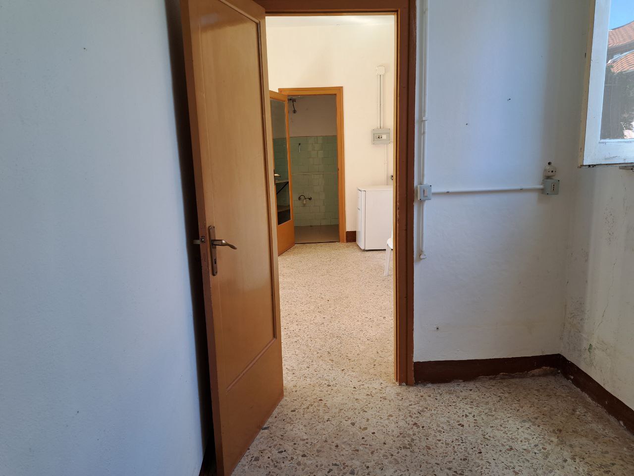 Via E. Cretazze, villino bifamiliare con magazzino