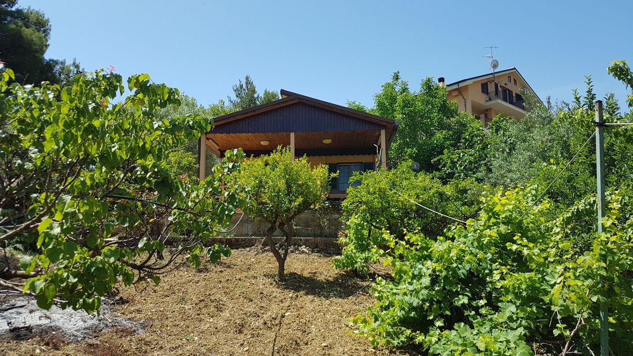 Strada Vicinale Barone, villino per villeggiatura