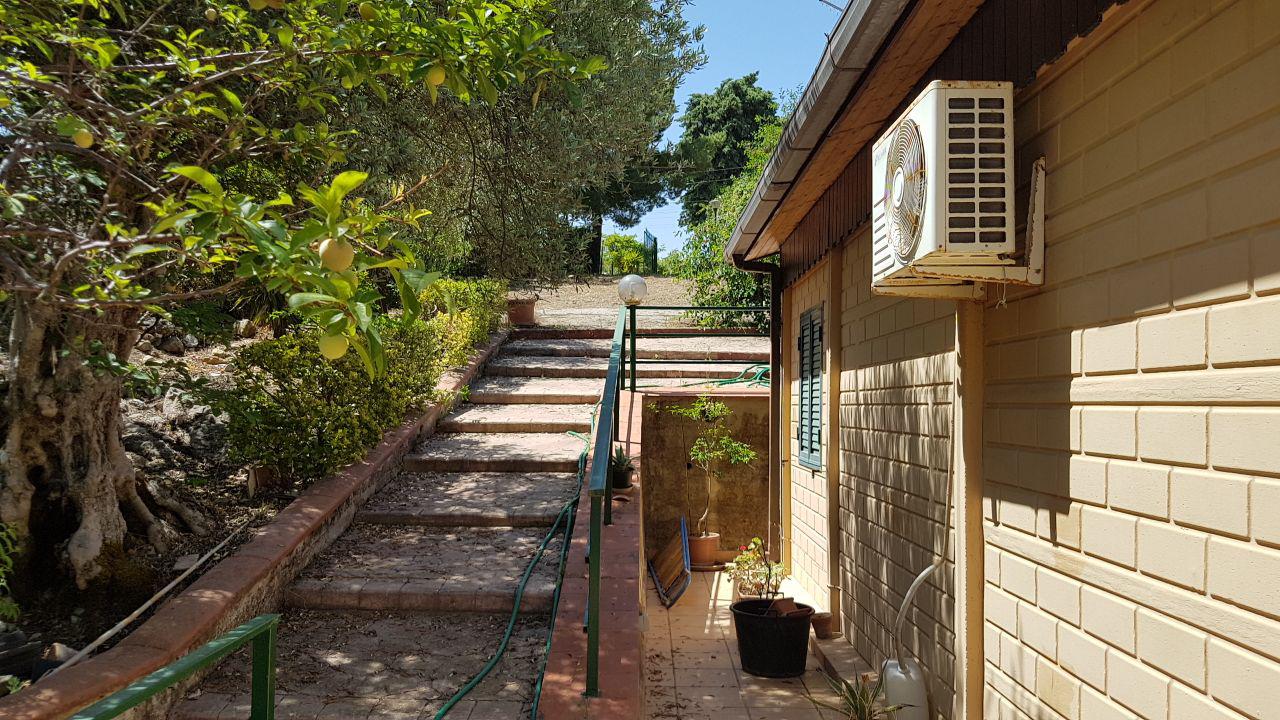 Strada Vicinale Barone, villino per villeggiatura