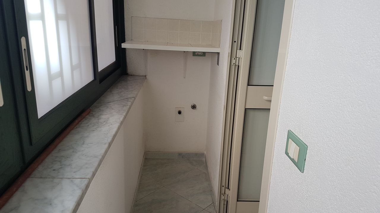 Via Spedalieri 4vani con magazzinetto e ripostigli
