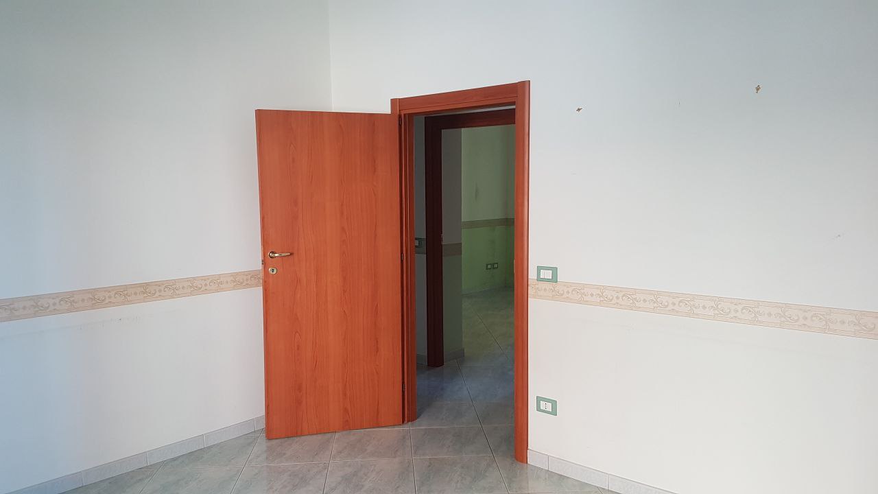 Via Spedalieri 4vani con magazzinetto e ripostigli