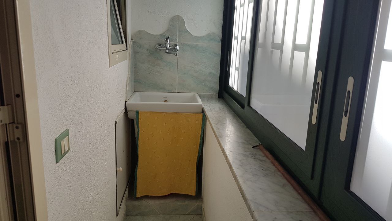 Via Spedalieri 4vani con magazzinetto e ripostigli