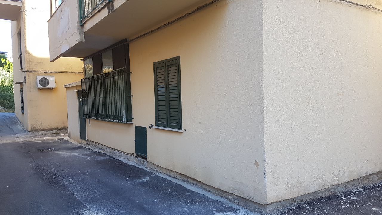 Via Spedalieri 4vani con magazzinetto e ripostigli
