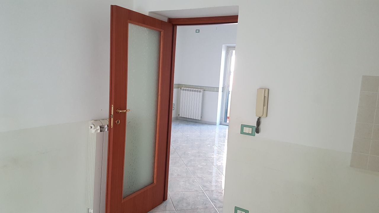 Via Spedalieri 4vani con magazzinetto e ripostigli