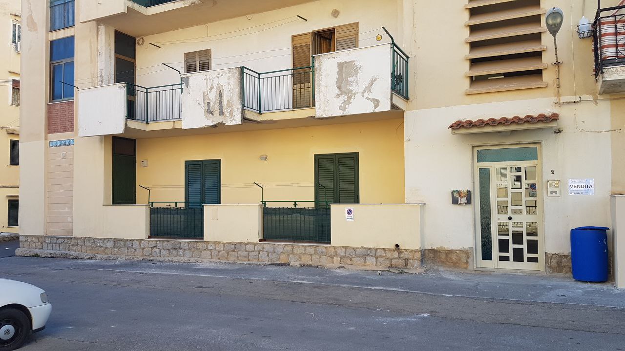 Via Spedalieri 4vani con magazzinetto e ripostigli